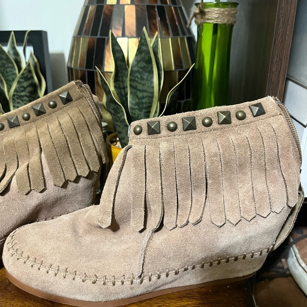 Crown Vintage Tan Moccasins with Fringe Details